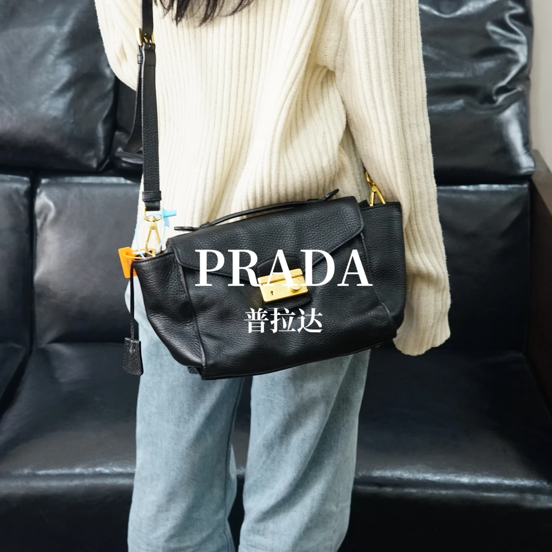 95新 Prada/普拉达 黑金斜挎包/WJ12820567/0567