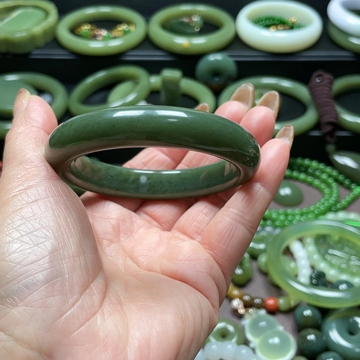 和田玉未镶嵌手镯