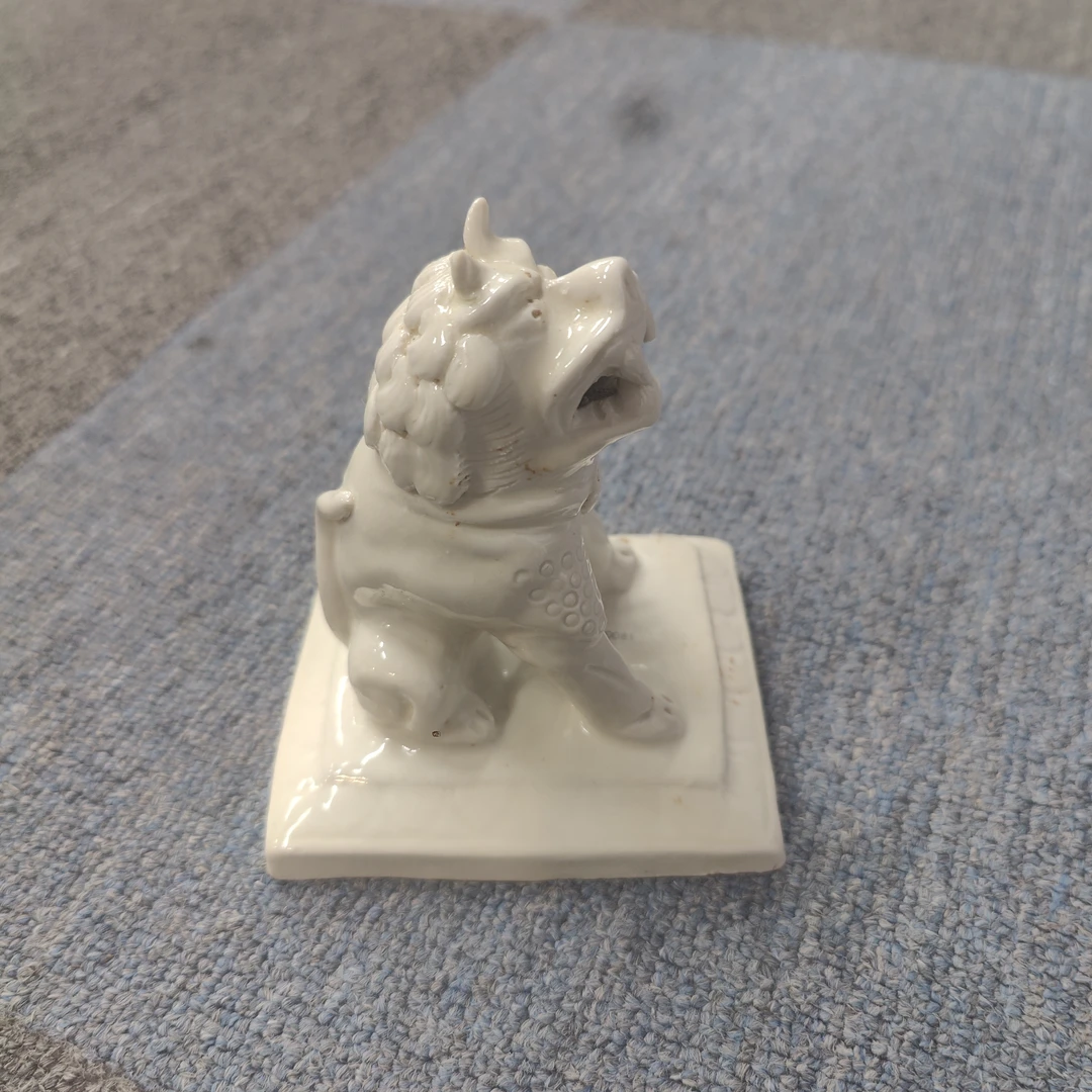 古陶瓷白釉雕刻摆件/狮子