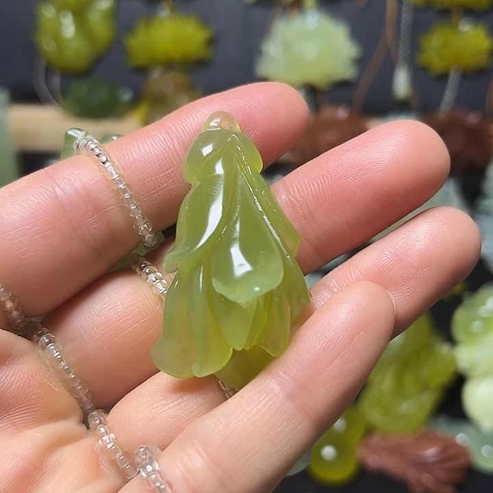 蛇纹石玉未镶嵌颈饰