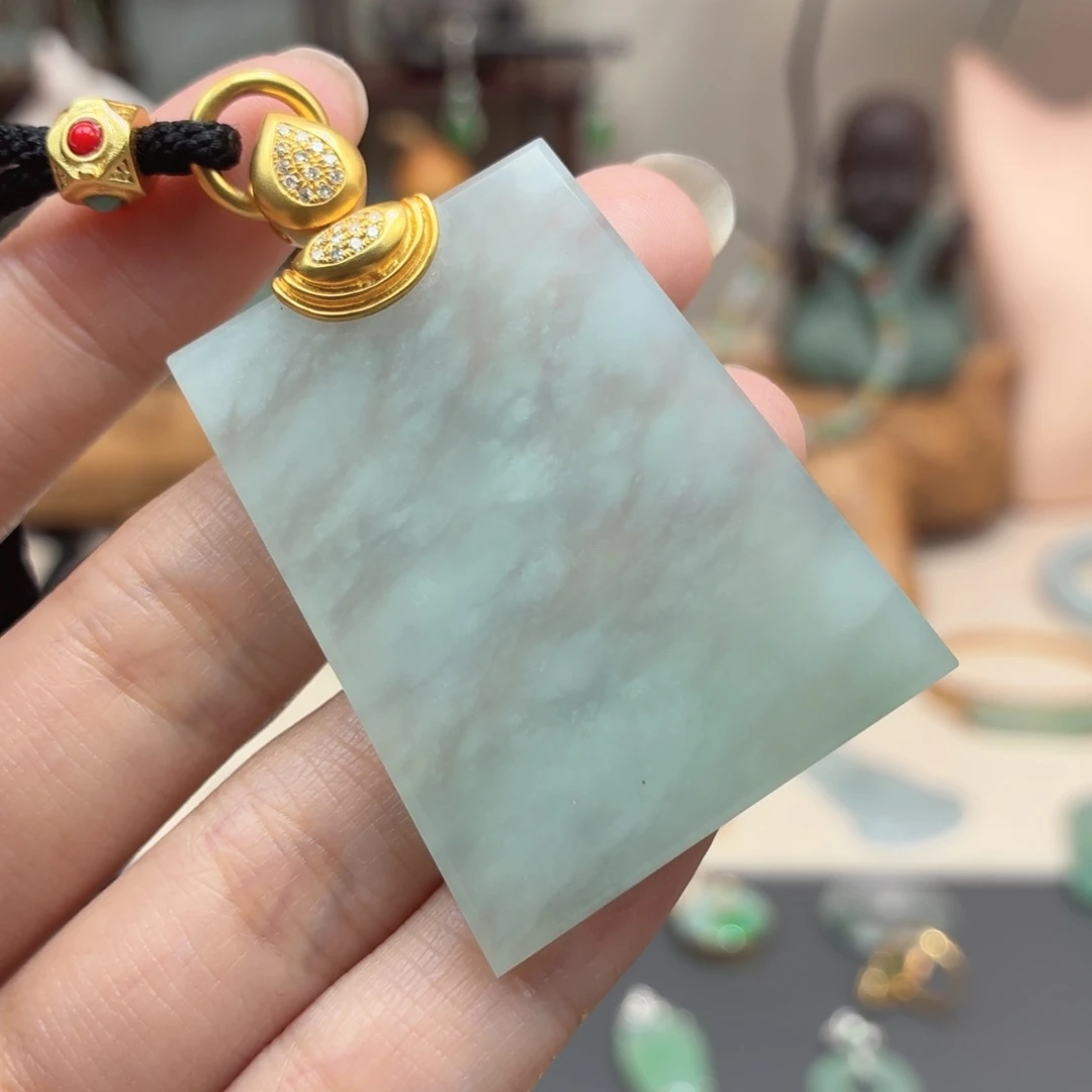 翡翠18K金镶嵌颈饰无事牌