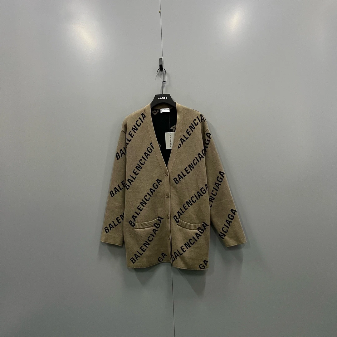 未使用 Balenciaga/巴黎世家 浅褐色弹幕logo满印开衫 M/bc018418
