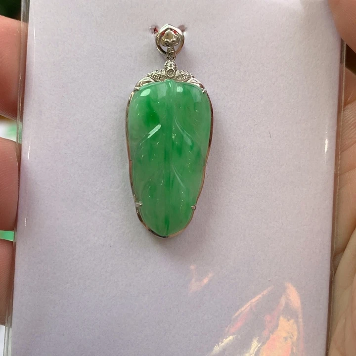翡翠颈饰18K金镶嵌翡翠吊坠