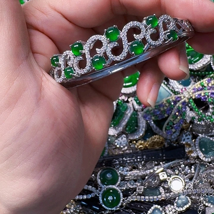 翡翠颈饰未镶嵌天然A货翡翠放漏