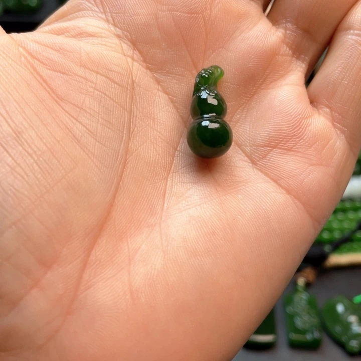颈饰未镶嵌和田玉（碧玉）