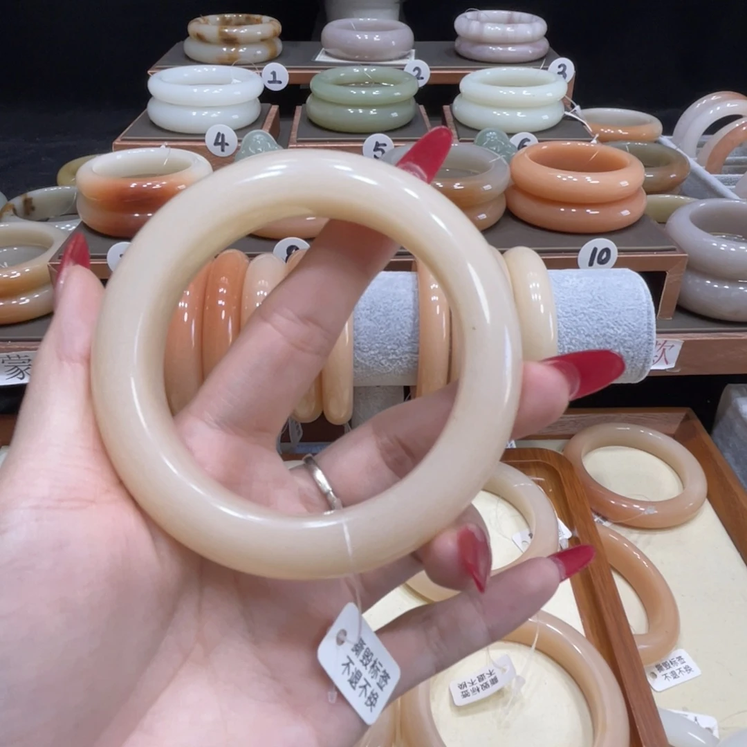 哈***喽石英质玉未镶嵌手镯