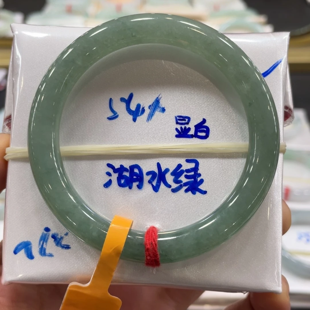 翡翠手镯未镶嵌翡翠手镯