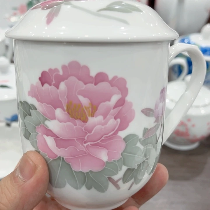 碟釉下五彩的瓷器和瓷器