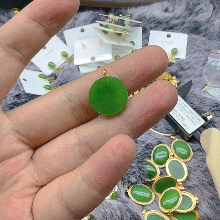 和田玉（碧玉）颈饰18K金镶嵌蕶****