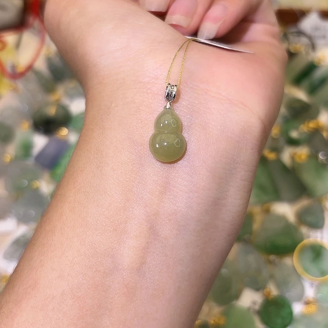 翡翠18K金镶嵌颈饰葫芦