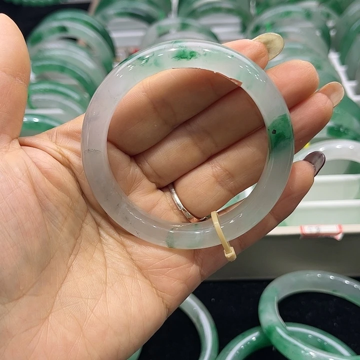 石英质玉手镯未镶嵌皮****。