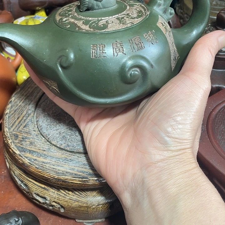 紫砂茶壶矿泥料手工制作的一把紫砂壶。