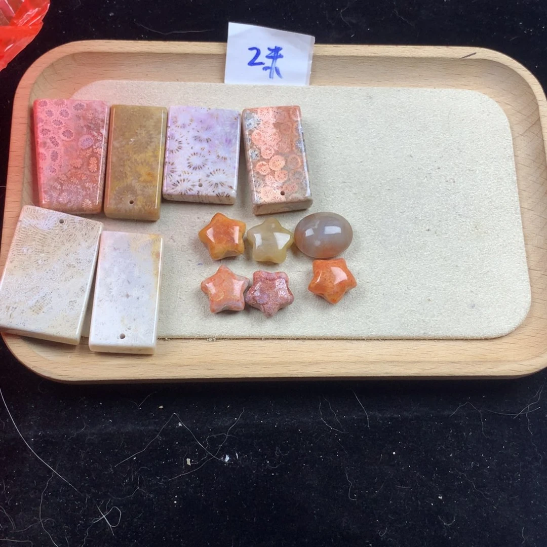 舞***语硅化珊瑚（珊瑚玉）未镶嵌颈饰