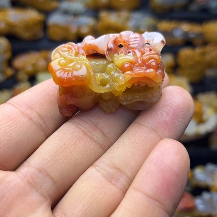 石英质玉（黄龙玉）未镶嵌颈饰