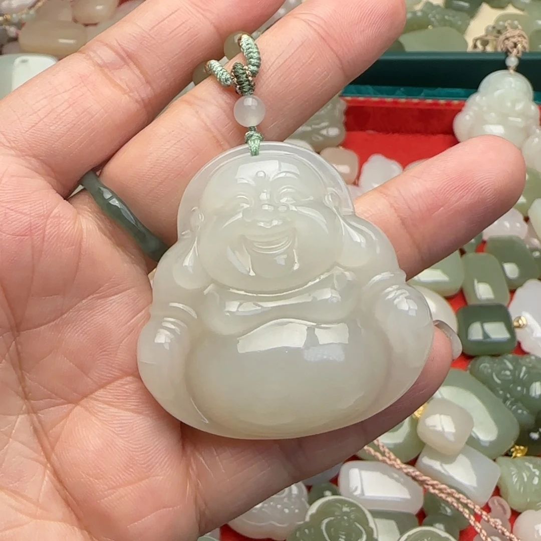 和田玉颈饰未镶嵌被****?