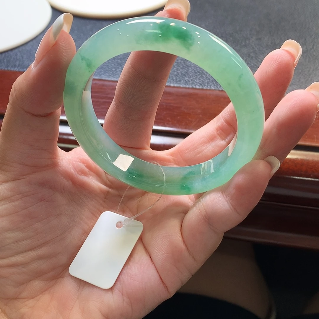 翡翠未镶嵌手镯冰绿底飘绿花