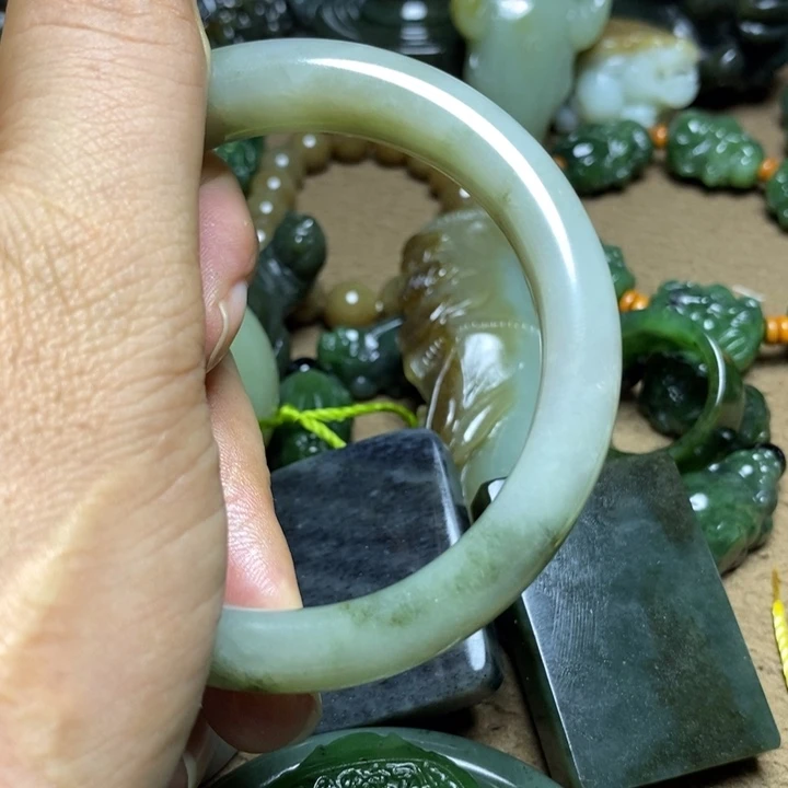新***人和田玉未镶嵌颈饰