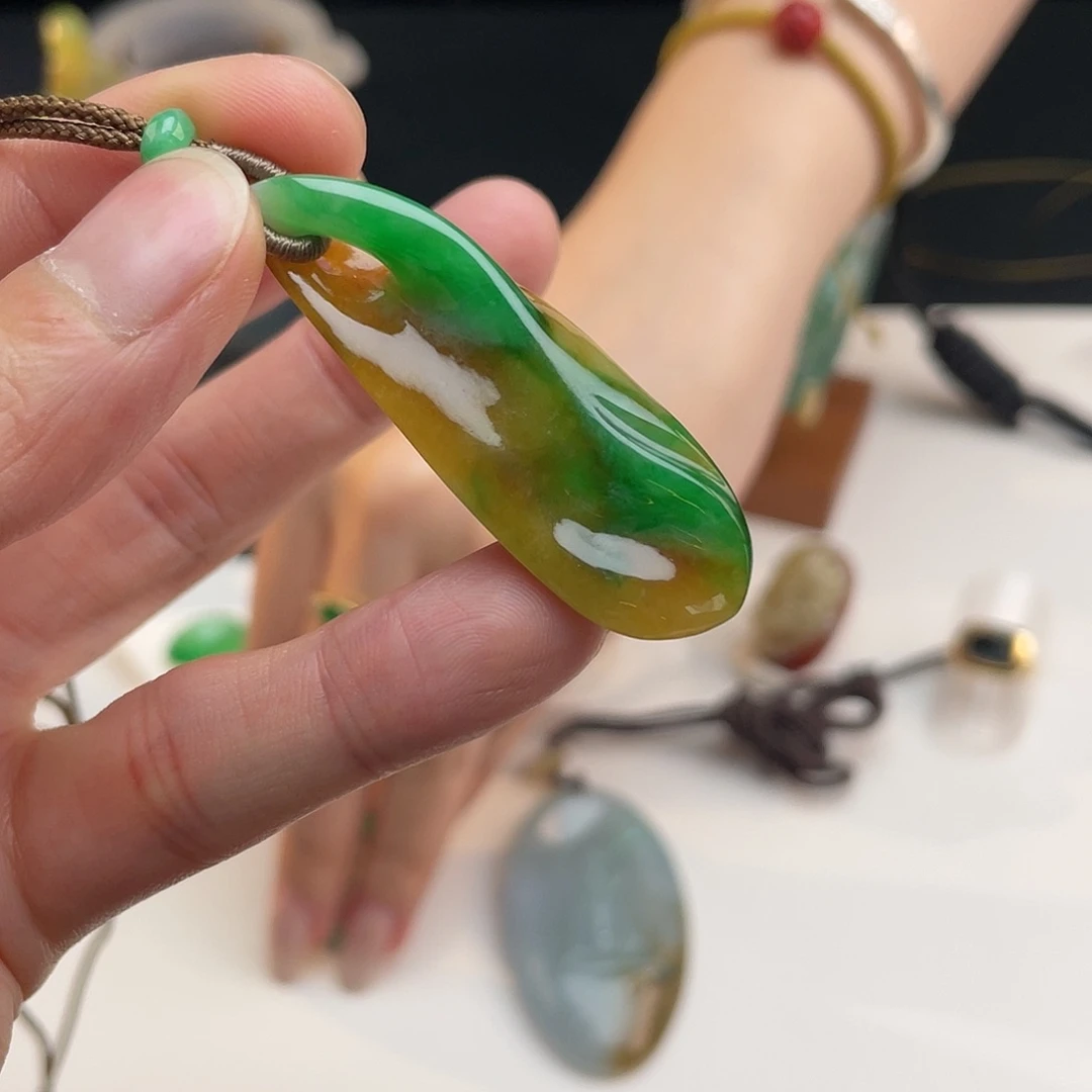 翡翠未镶嵌颈饰逍遥游