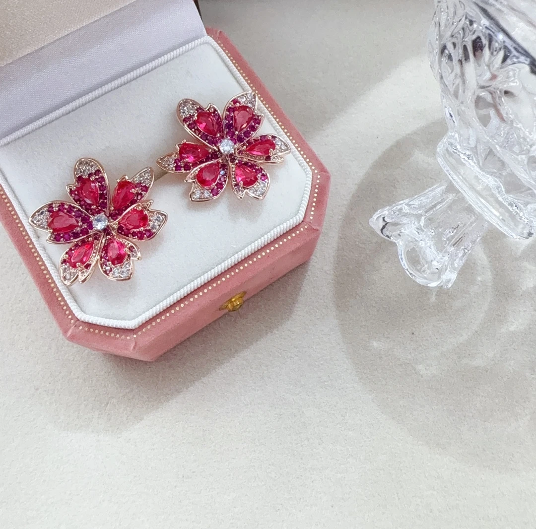 铜合金锆石耳饰 秋冬新款轻奢气质玫红锆石花朵耳钉精致重工耳饰