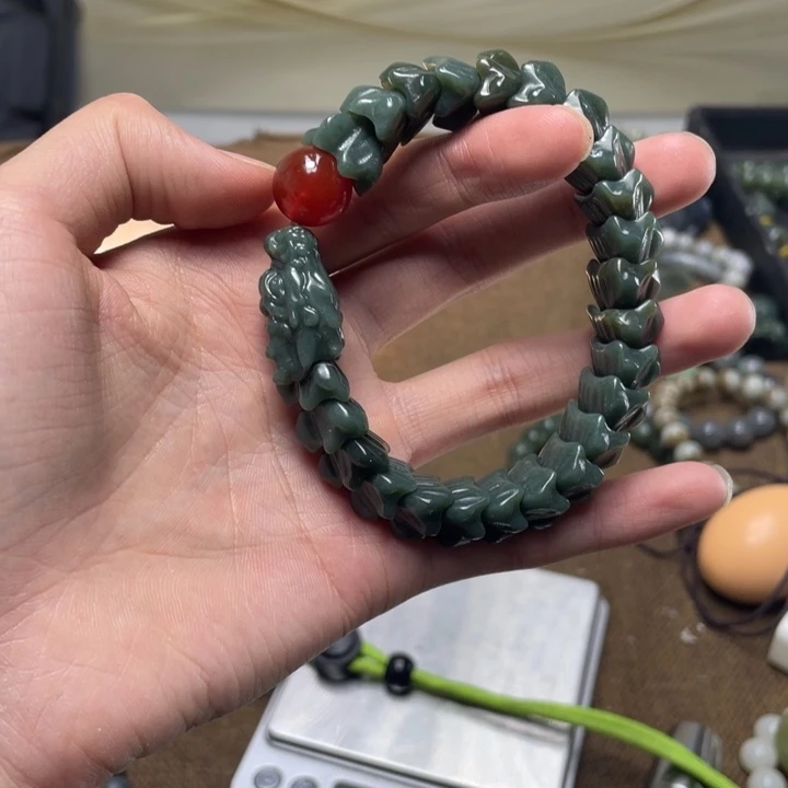 和田玉未镶嵌把件