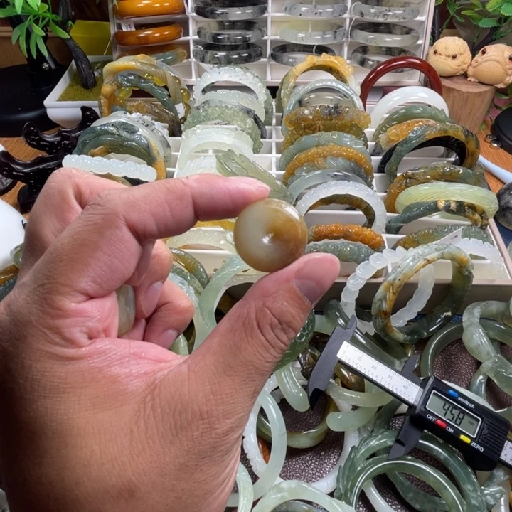 未镶嵌蛇纹石玉颈饰