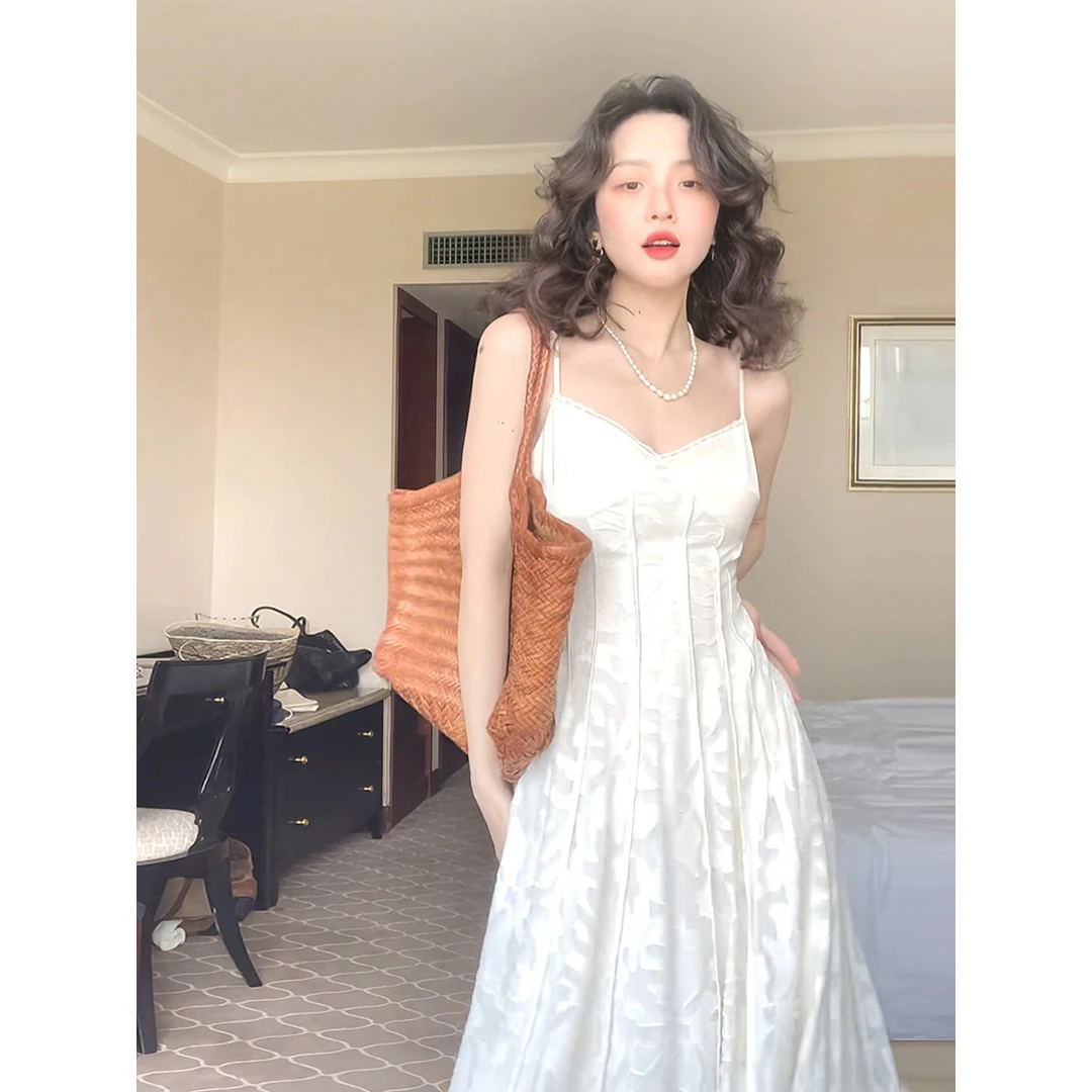 法式茶歇V领蕾丝吊带连衣裙超仙气质收腰显瘦度假风海边沙滩长裙