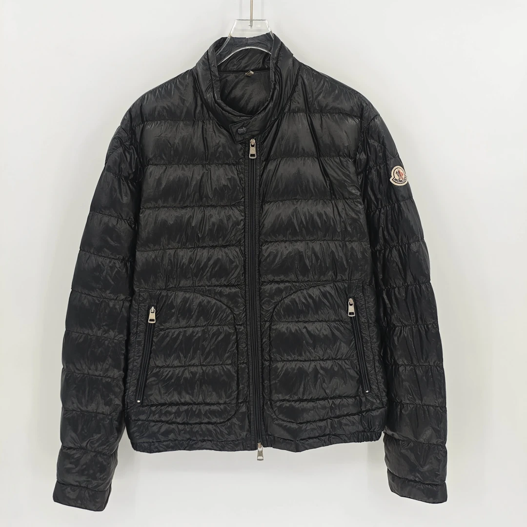 99新 MONCLER 蒙口 黑色轻薄款徽标刺绣羽绒服/2码/Sw24800