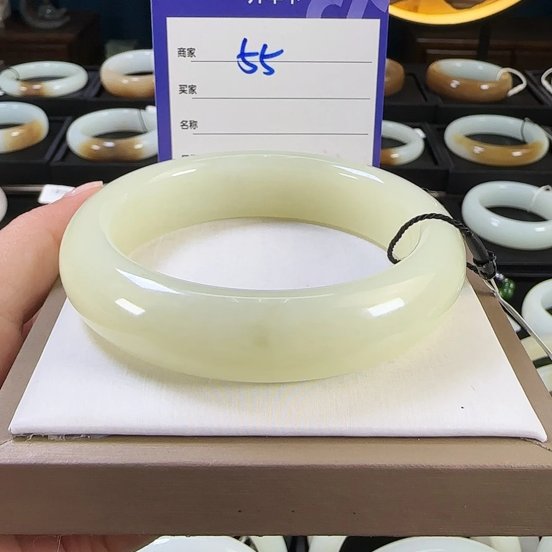 一***达和田玉未镶嵌手镯