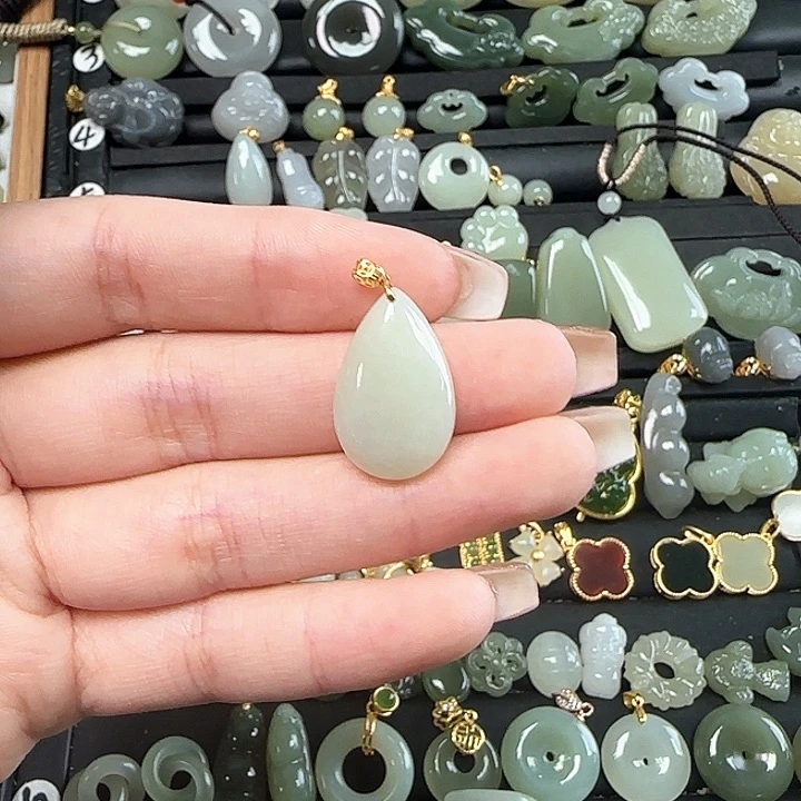 和田玉18K金镶嵌颈饰