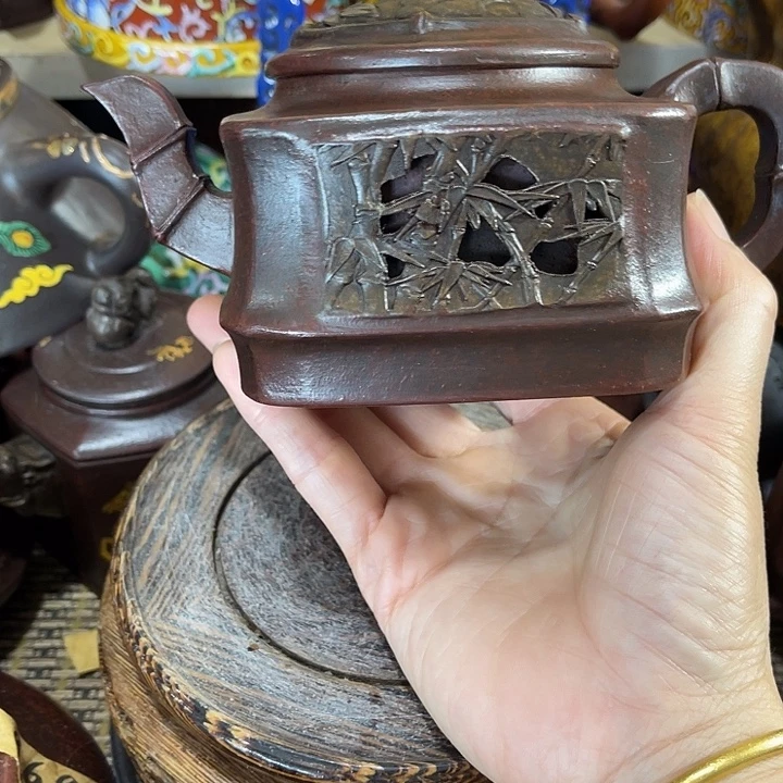 茶壶紫泥原矿泥料手工制作的一把紫砂壶。