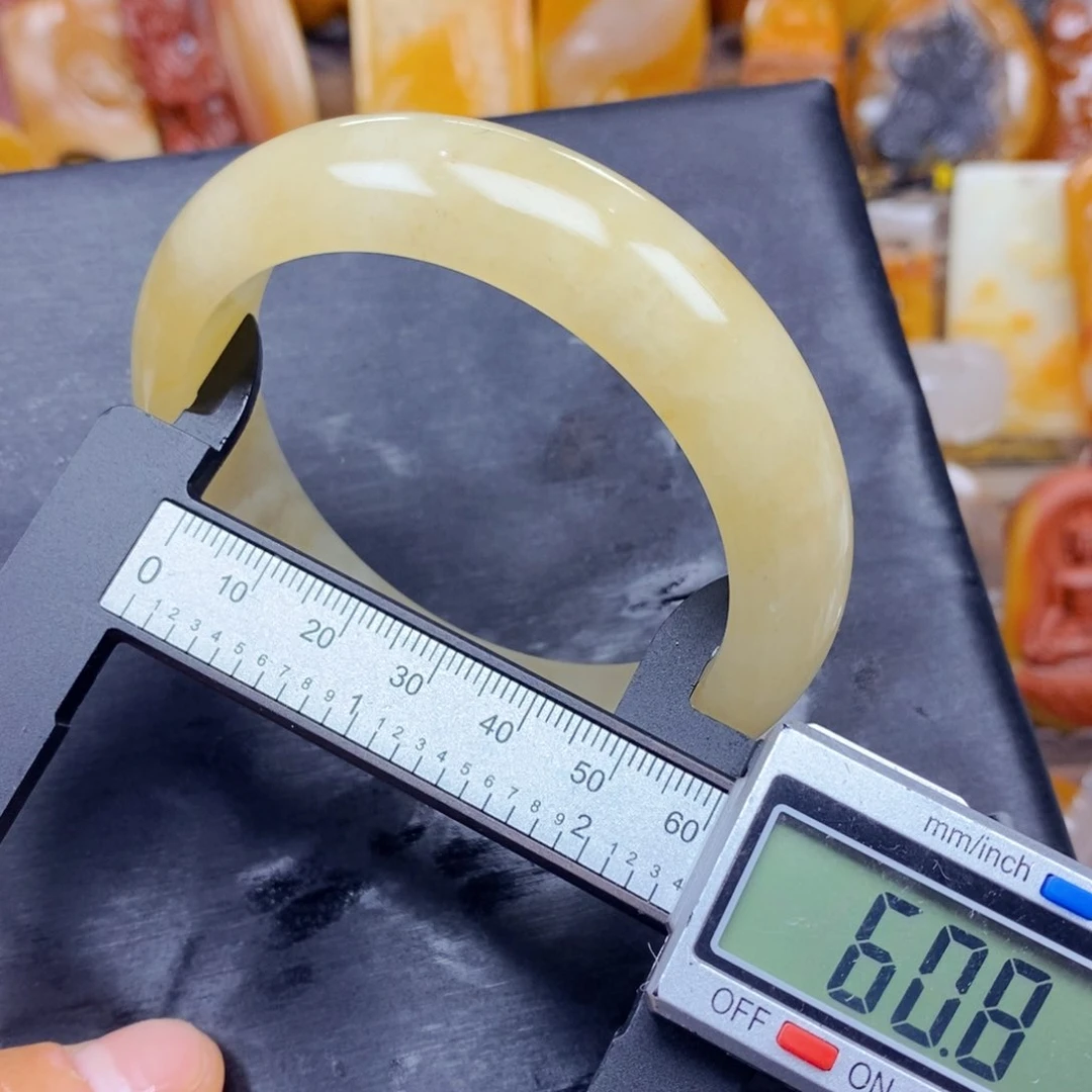 石英质玉（黄龙玉）颈饰未镶嵌