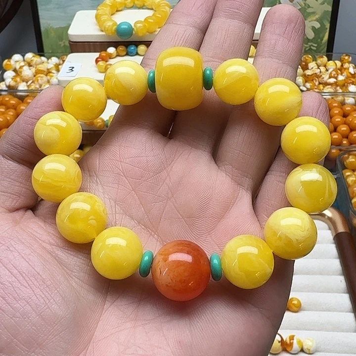 是****非金属鸡油黄色素串搭配一条