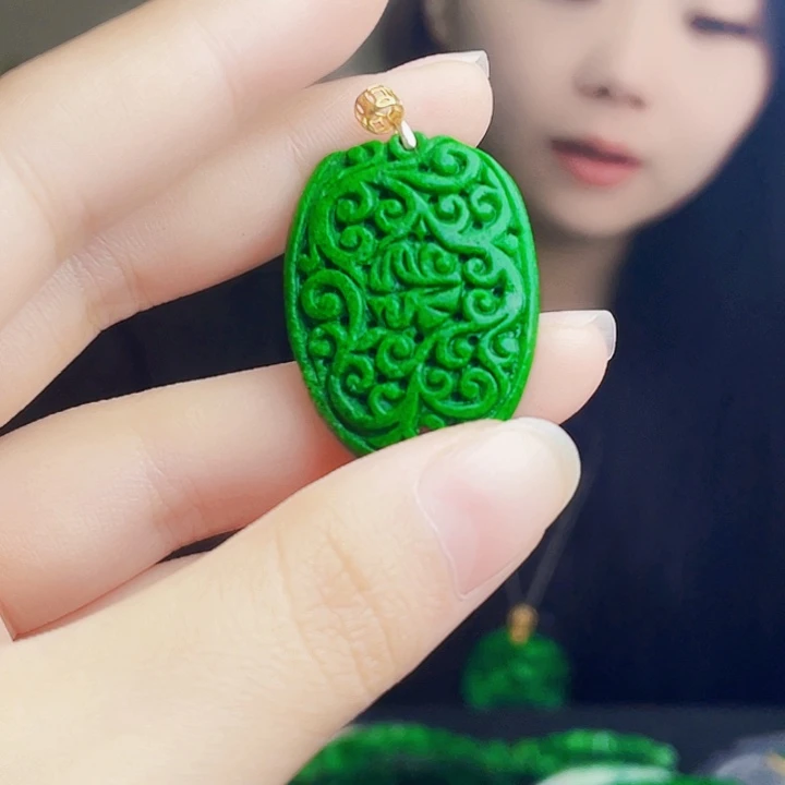 颈饰18K金镶嵌翡翠多样性