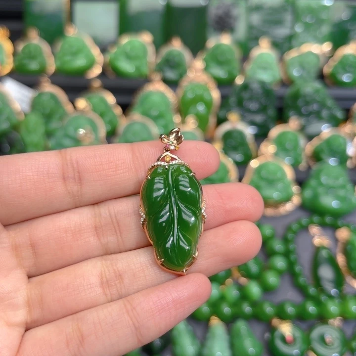 颈饰18K金镶嵌和田玉（碧玉）