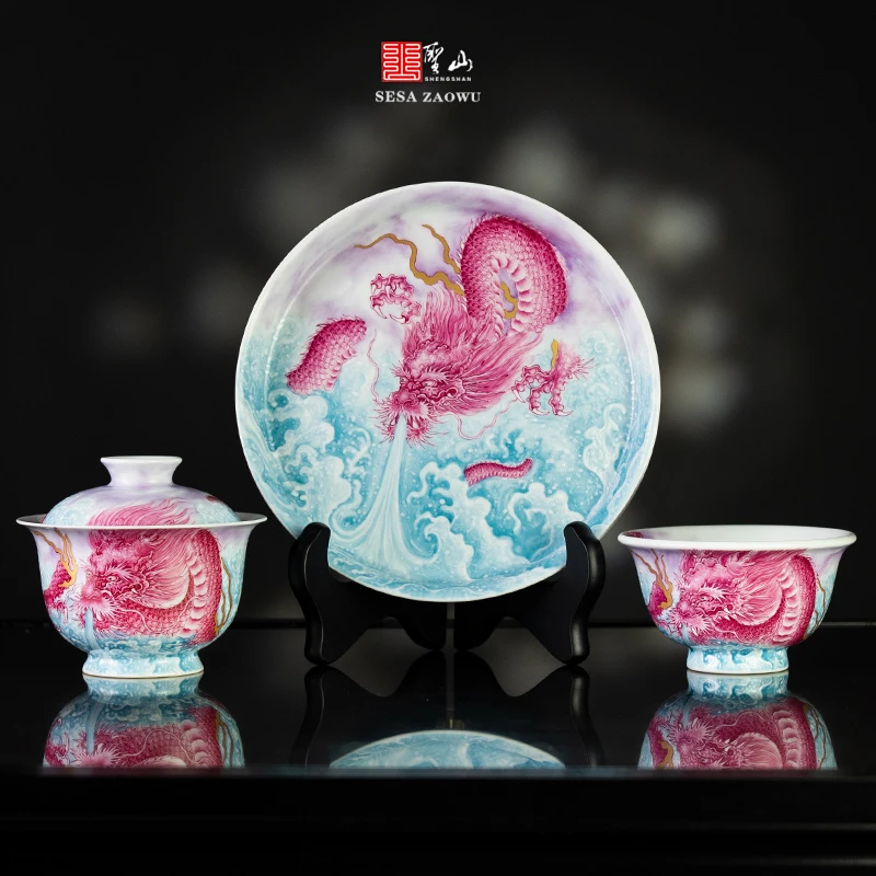 粉彩描金宝石红潮海龙吸水盖碗