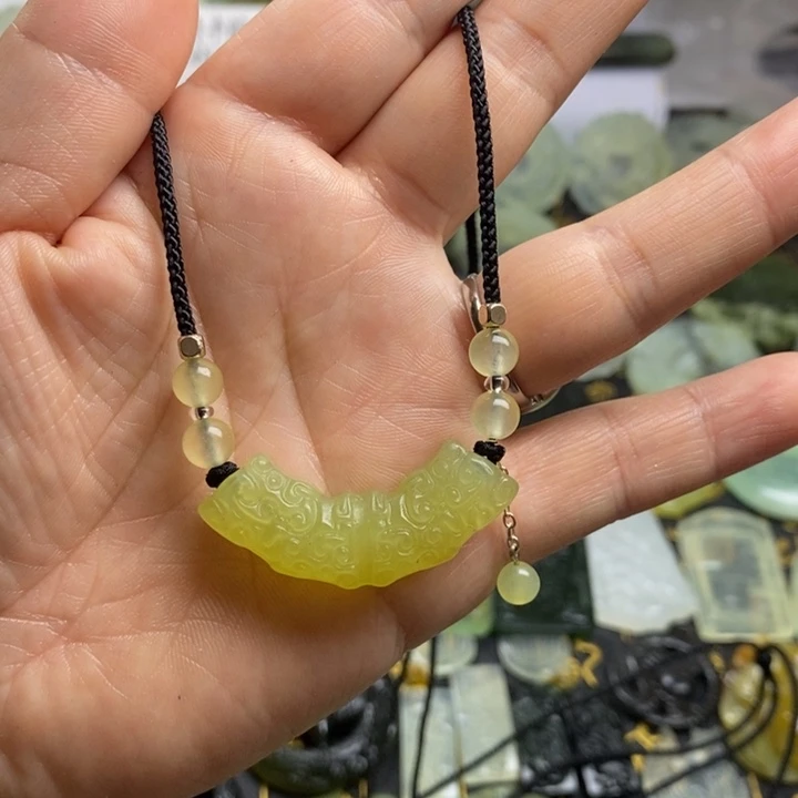 蛇纹石玉颈饰合金