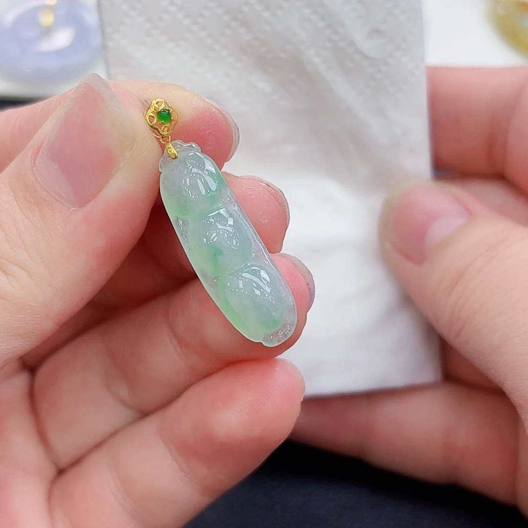 翡翠18K金镶嵌颈饰豆子吊坠