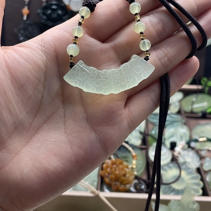 燕***，蛇纹石玉合金颈饰