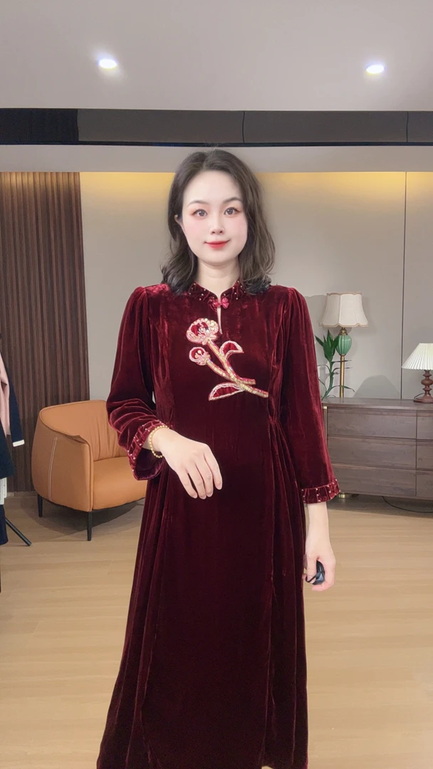 酒红真丝绒胸前钉珠花朵复古立领盘口九分袖连衣裙喜庆年服喜婆婆