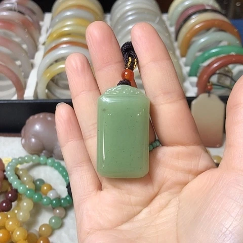 石英质玉未镶嵌颈饰