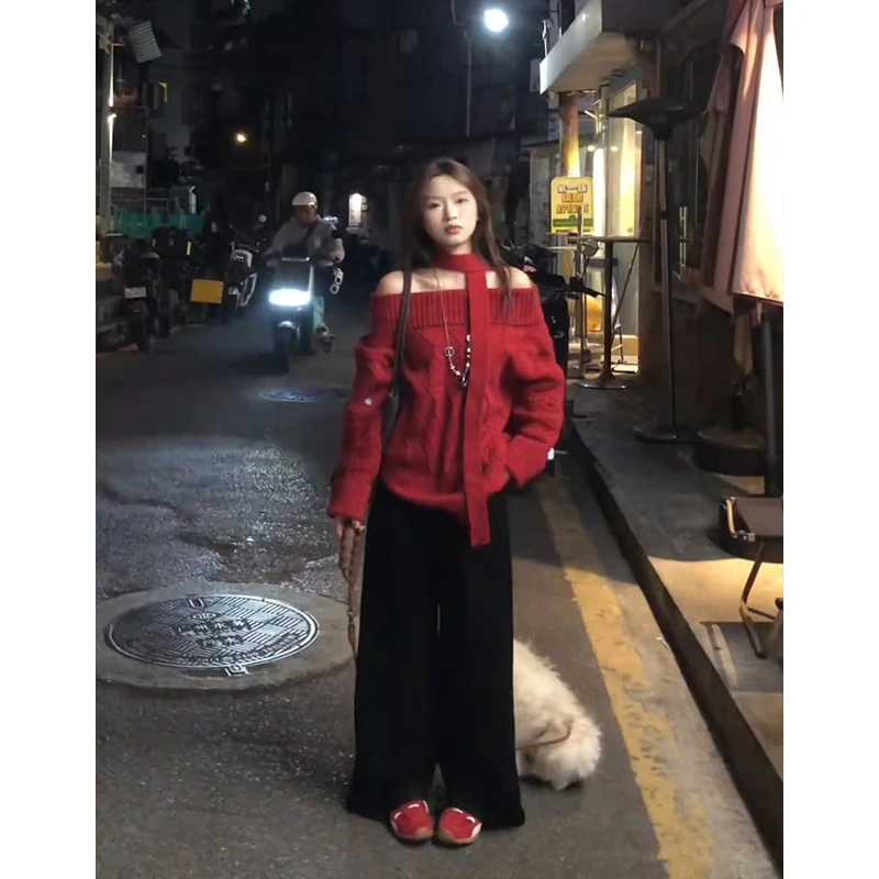 秋冬流行穿搭一整套女2025新款红色露肩针织衫百搭牛仔裤两件套