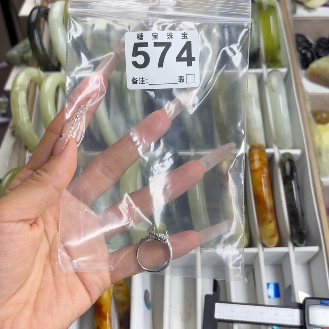 未镶嵌蛇纹石玉手镯萱**?