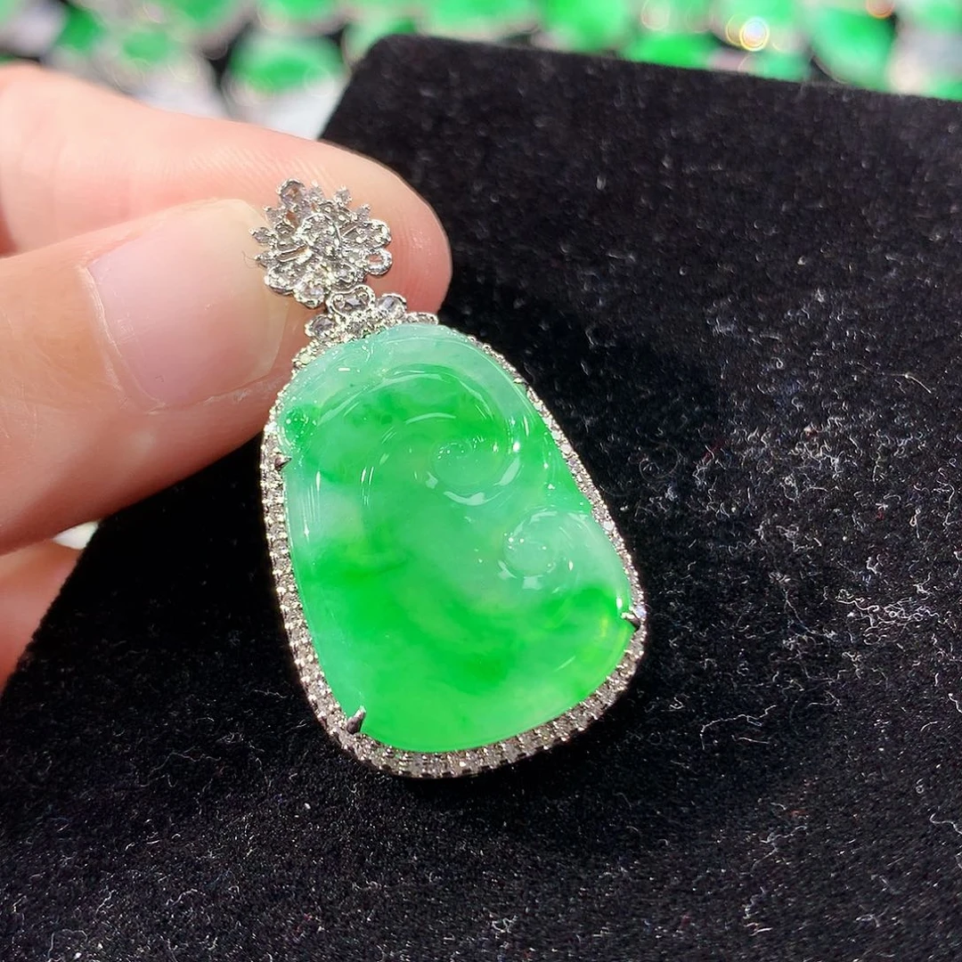 翡翠18K金镶嵌颈饰