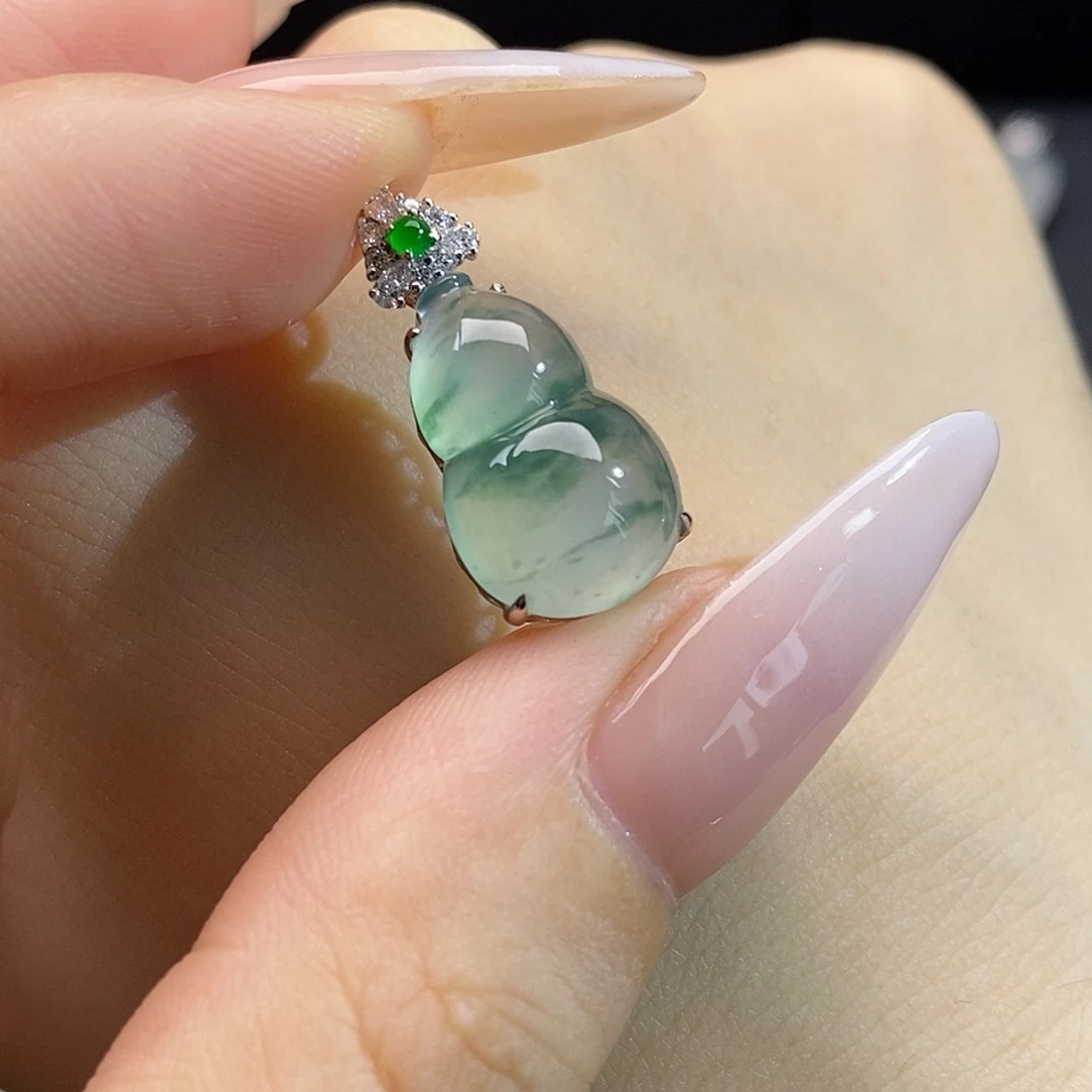 翡翠18K金镶嵌颈饰葫芦