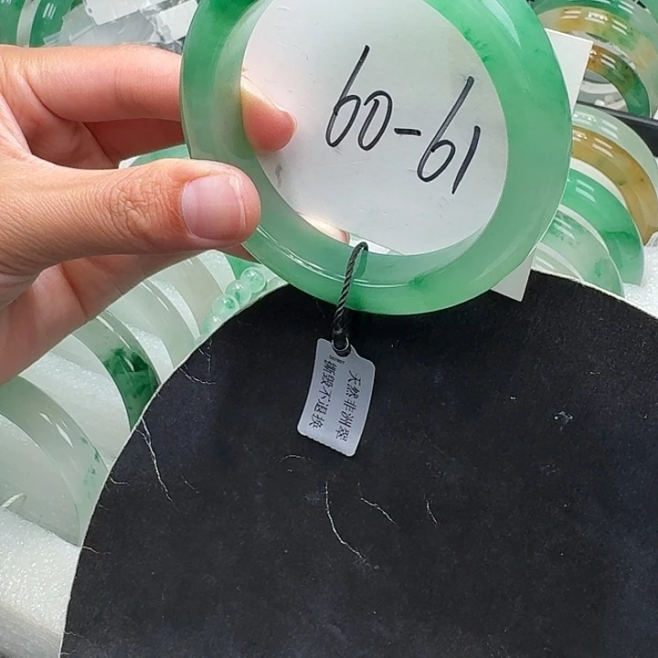未镶嵌手镯石英质玉（非洲翠）