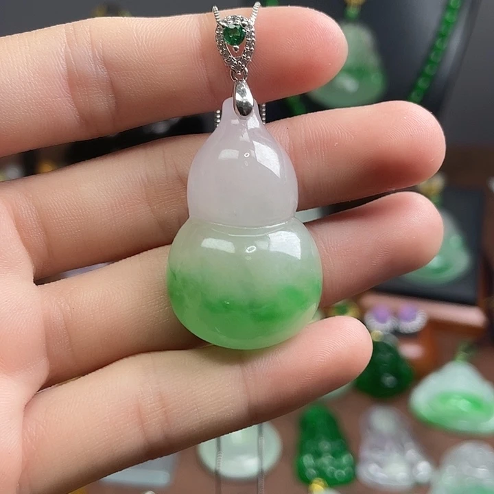 翡翠未镶嵌吊坠(赠链)