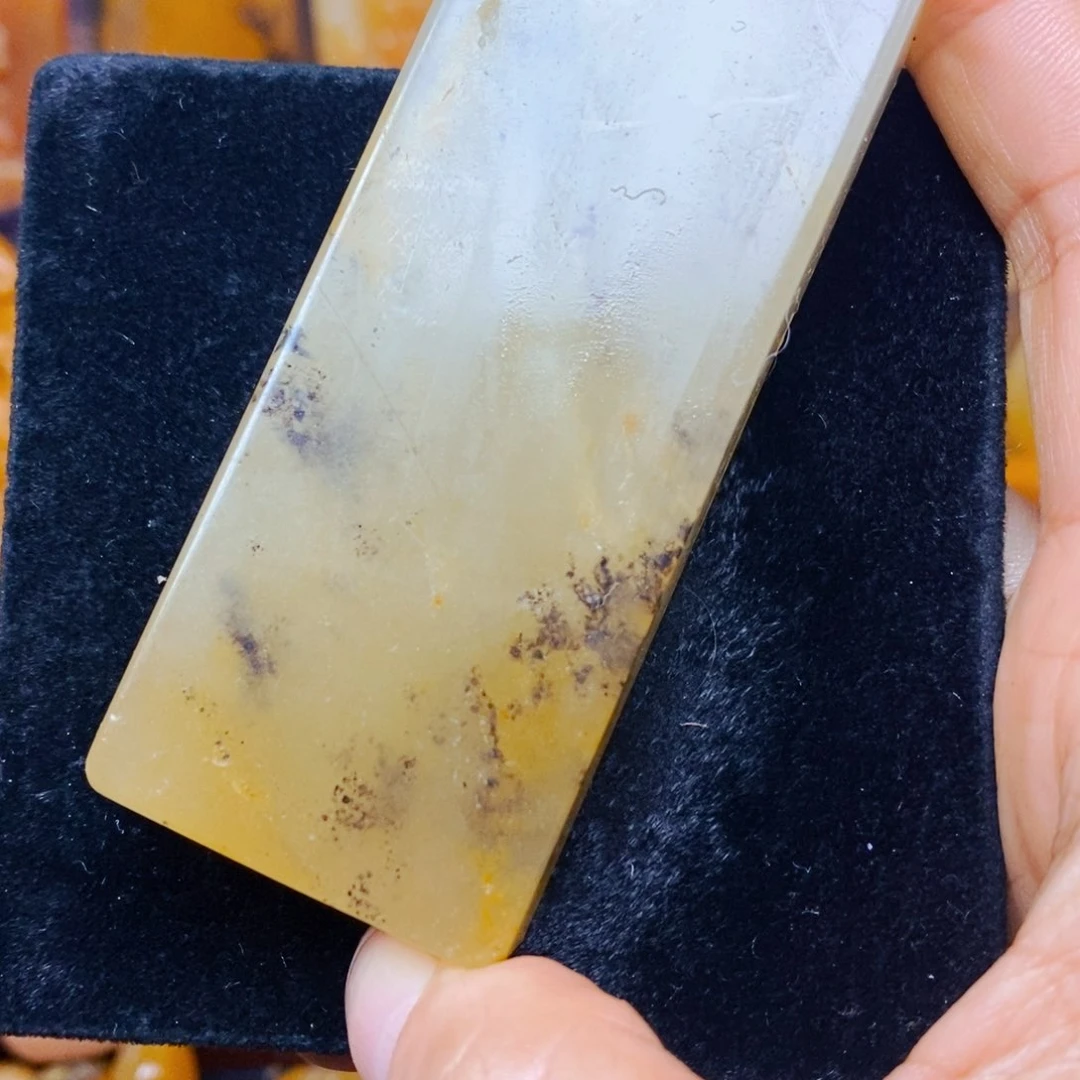 未镶嵌石英质玉（黄龙玉）颈饰