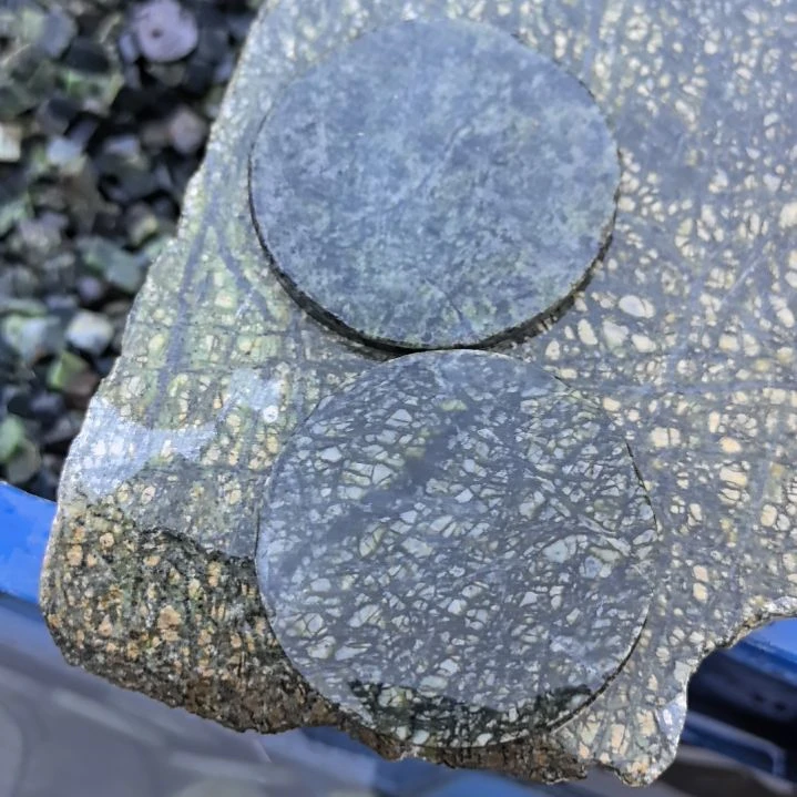 石材卡*藏玉药王石原石两个片片