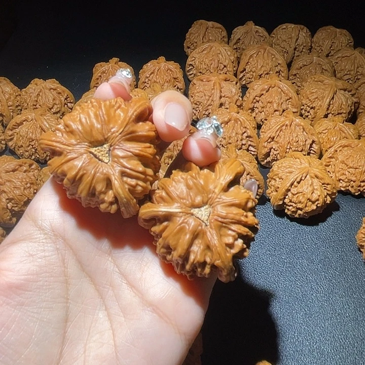 泉***文玩核桃吊坠您好