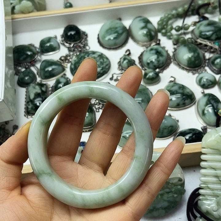 透闪石-蛇纹石玉未镶嵌颈饰